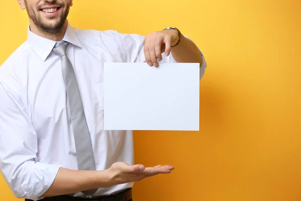 Joven posando con papel — Foto de Stock