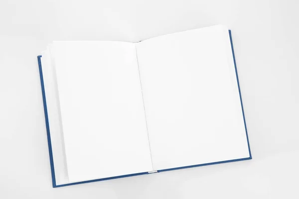Öppna bok på vit — Stockfoto
