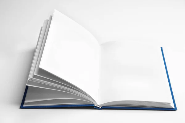 Libro aperto sul bianco — Foto Stock