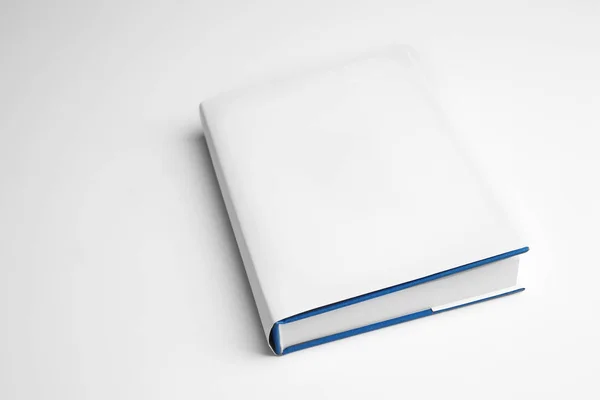 Novo livro sobre branco — Fotografia de Stock