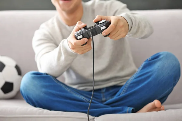 Teenager playing videogame — Stock Photo, Image