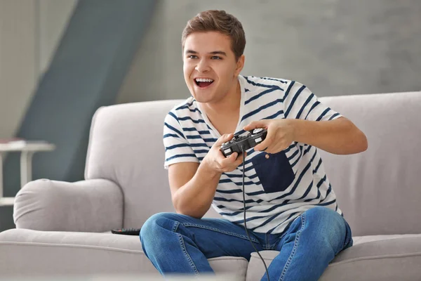 Teenager spielt Videospiel — Stockfoto