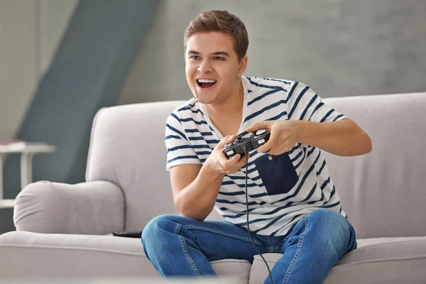 Adolescente giocare al videogame — Foto Stock