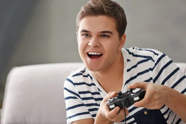 Teenager playing videogame — Stock Photo, Image