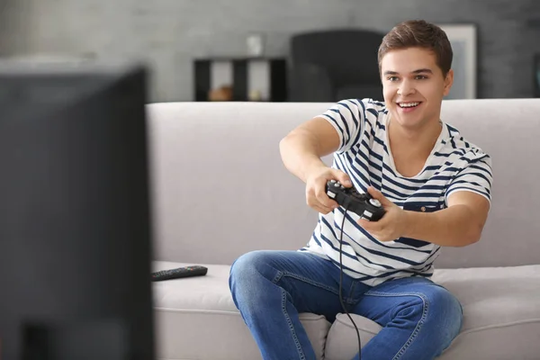 Adolescent jouer jeu vidéo — Photo