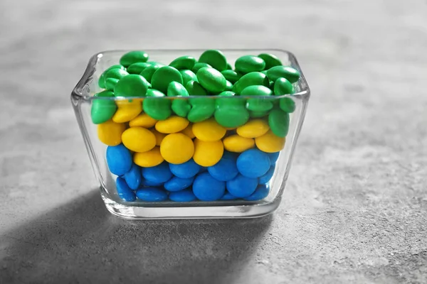 Bonbons colorés dans un vase en verre — Photo
