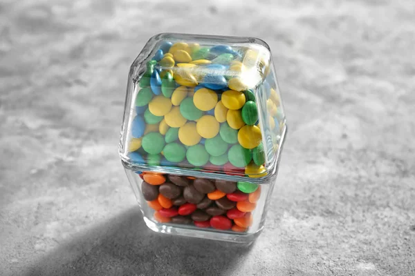 Kolorowe cukierki w szklanym wazonie — Zdjęcie stockowe