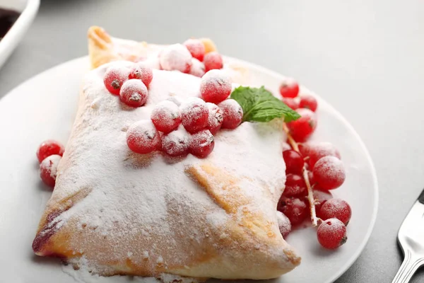 Pâtisserie feuilletée savoureuse aux baies — Photo