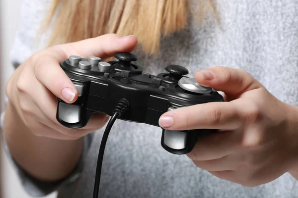 Adolescente jogando videogame — Fotografia de Stock