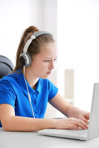 Teenager playing computer game — Stock Photo, Image