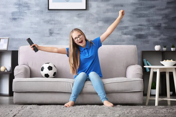 Oglądając mecz piłki nożnej nastolatek — Zdjęcie stockowe