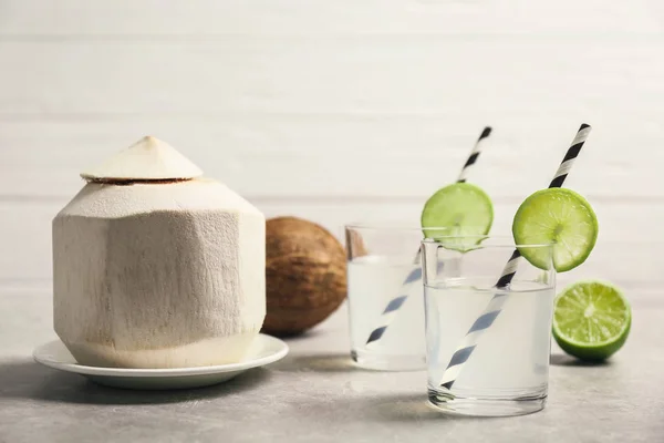 Coconut water and nuts — Stock Photo, Image