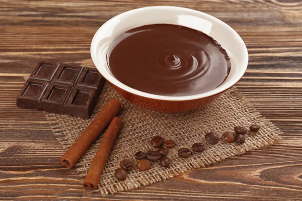 Tigela com mousse de chocolate — Fotografia de Stock