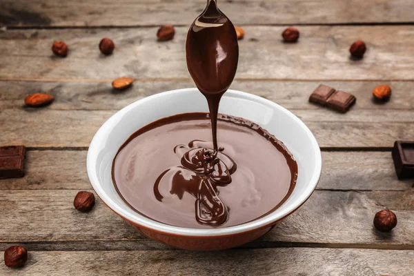 Tigela com mousse de chocolate — Fotografia de Stock