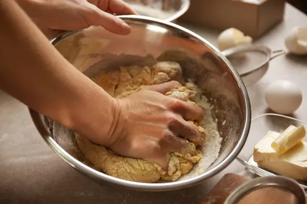 Женщина делает тесто на кухне — стоковое фото