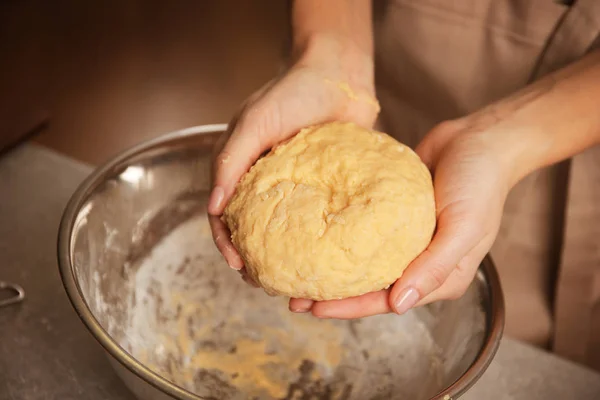 Mujer haciendo masa en la cocina — Foto de Stock