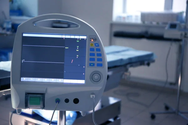 Monitor cardíaco en clínica —  Fotos de Stock