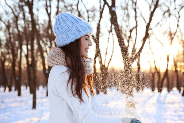 Jovem bonita brincando com neve — Fotografia de Stock
