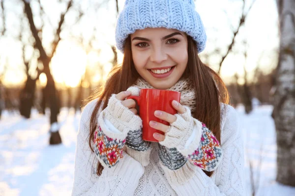 Piękna młoda kobieta z filiżanką kawy — Zdjęcie stockowe