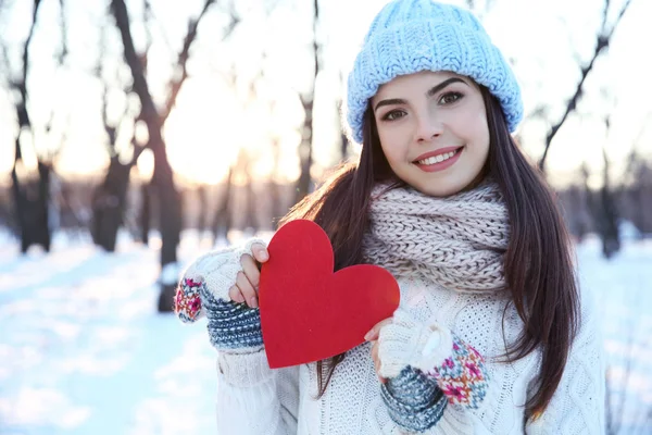 Krásná mladá žena s červeným srdcem — Stock fotografie
