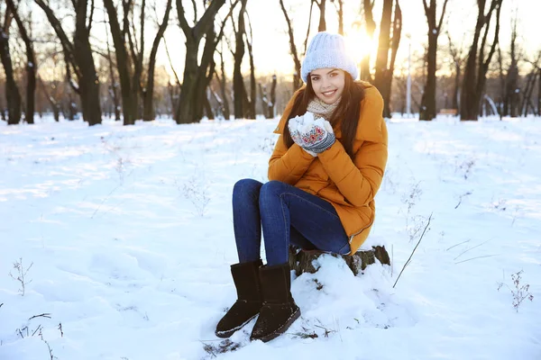 Belle jeune femme jouant avec la neige — Photo