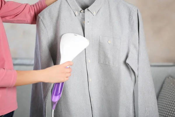 Vrouw strijken shirt — Stockfoto