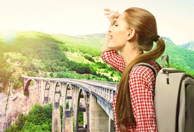 güzel manzara arayan kadın  