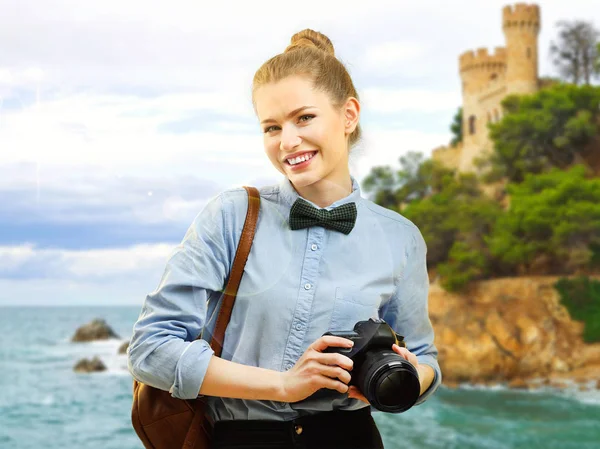 Młoda atrakcyjna kobieta fotograf z aparatu — Zdjęcie stockowe