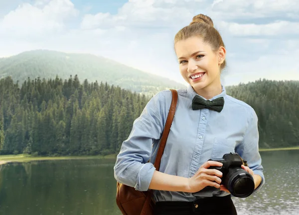 Ung attraktiv kvinnlig fotograf med kamera — Stockfoto