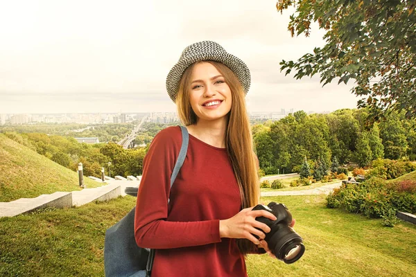 Joven atractiva fotógrafa femenina con cámara — Foto de Stock