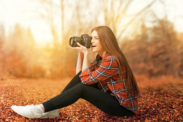 Professional photographer taking picture of beautiful autumn landscape — Stock Photo, Image