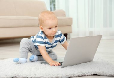 şirin bebek çocuk dizüstü bilgisayar ile