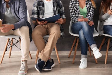 Bir grup genç insan kapalı görüşme için bekleyen