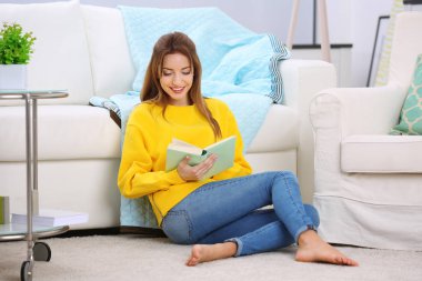 Kitaplı Genç Kadın 