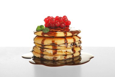 Frenk üzümü ve çikolata şurubu ile Pancakes