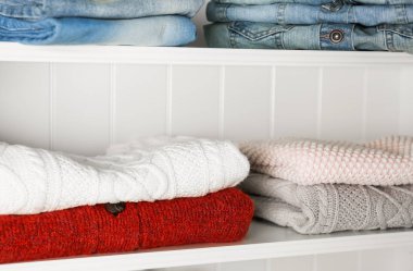 Sıcak kış giysileri yığını  