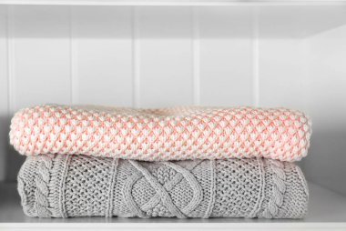 Sıcak kış giysileri yığını  