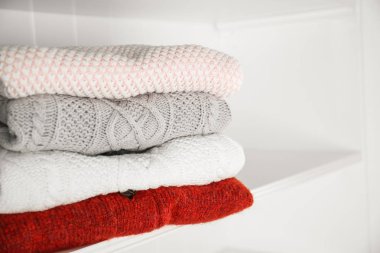 Sıcak kış giysileri yığını