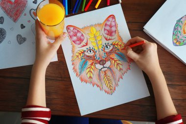 Genç kadın boyama resimleri