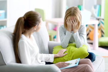 kadın psikolog kız ile çalışma 