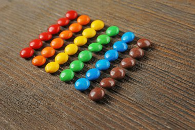 ahşap masa üzerinde renkli şekerler