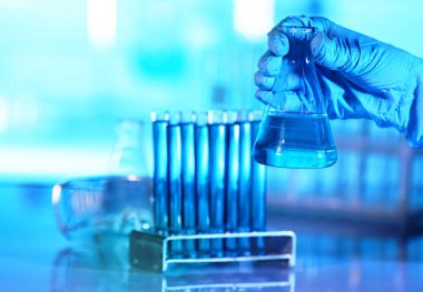 insan eli ile şeffaf şişe