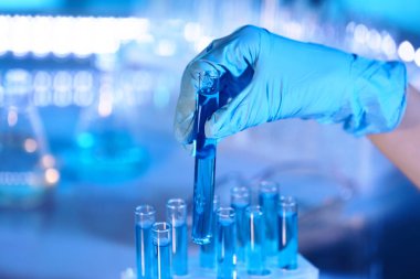 insan eli holding şişesi