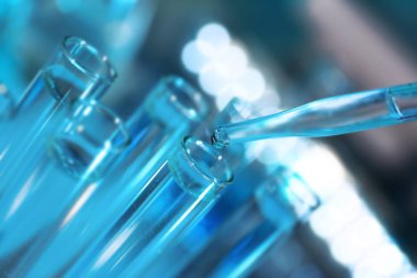 Laboratuvar şişeler ile pipet