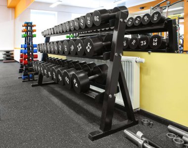 Satır stand yerleştirilen halter