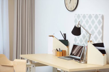 Dizüstü bilgisayarı olan modern işyeri