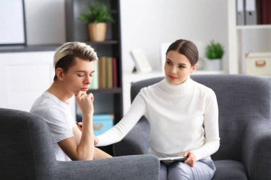 genç çocuk ile çalışan psikolog 