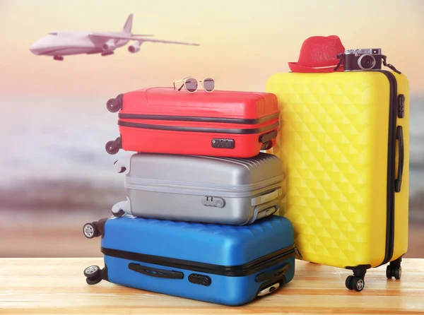 Resväskor i flygplatsterminalen — Stockfoto