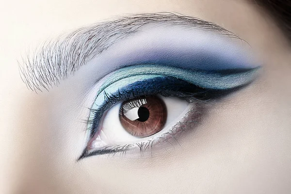 Olho feminino com maquiagem profissional — Fotografia de Stock