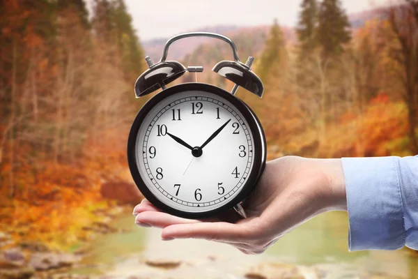 自然風景に対するアラーム時計 — ストック写真
